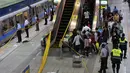Sejumlah petugas berjaga di lokasi terjadinya insiden penusukan di sebuah stasiun Taipei Metro, Taiwan, Rabu (21/5/14). (AFP PHOTO/Mandy Cheng)