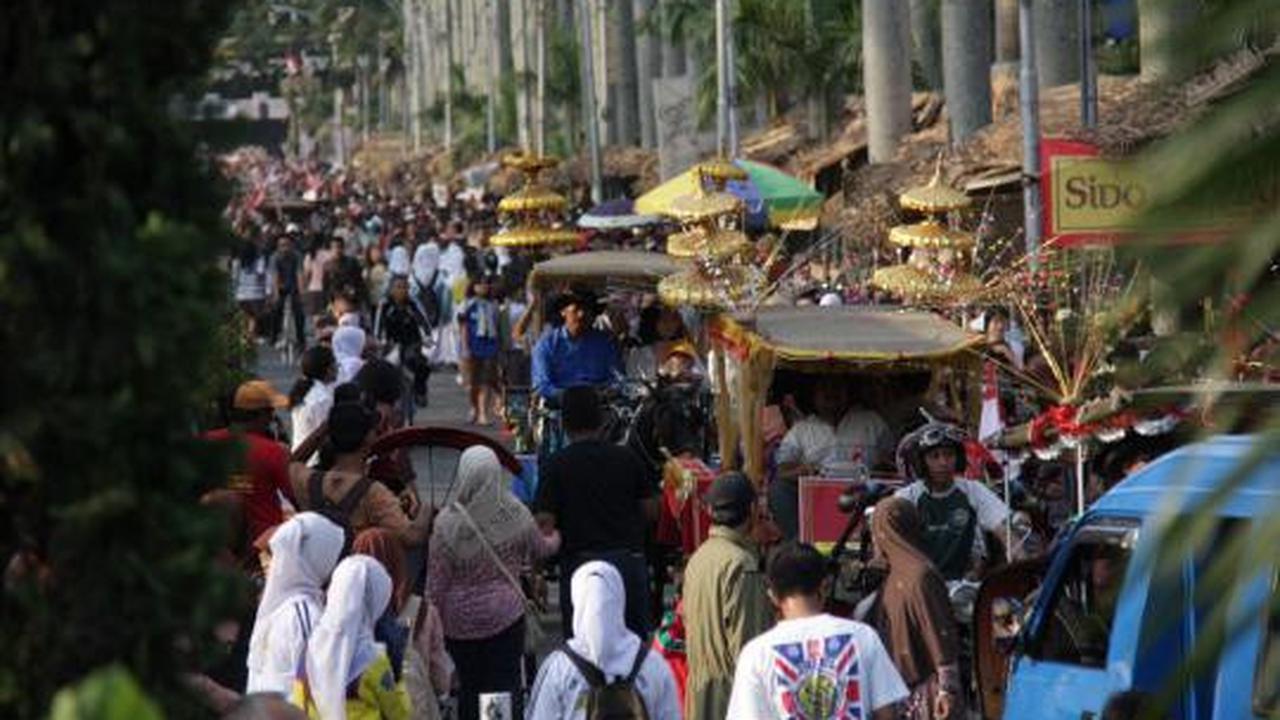 Hiruk pikuk pengunjung di Festival Malang Kembali 2012