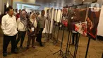 Mantan Wakil Presiden, yang juga Ketua Umum Palang Merah Indonesia (PMI) Jusuf Kalla (kiri) menyaksikan jajaran foto kegiatan anggota PMI saat Musyawarah Nasional XXI PMI, di Jakarta, Selasa (17/12/2019). Jusuf Kalla kembali memimpin PMI untuk periode 2019-2024. (Liputan6.com/Herman Zakharia)