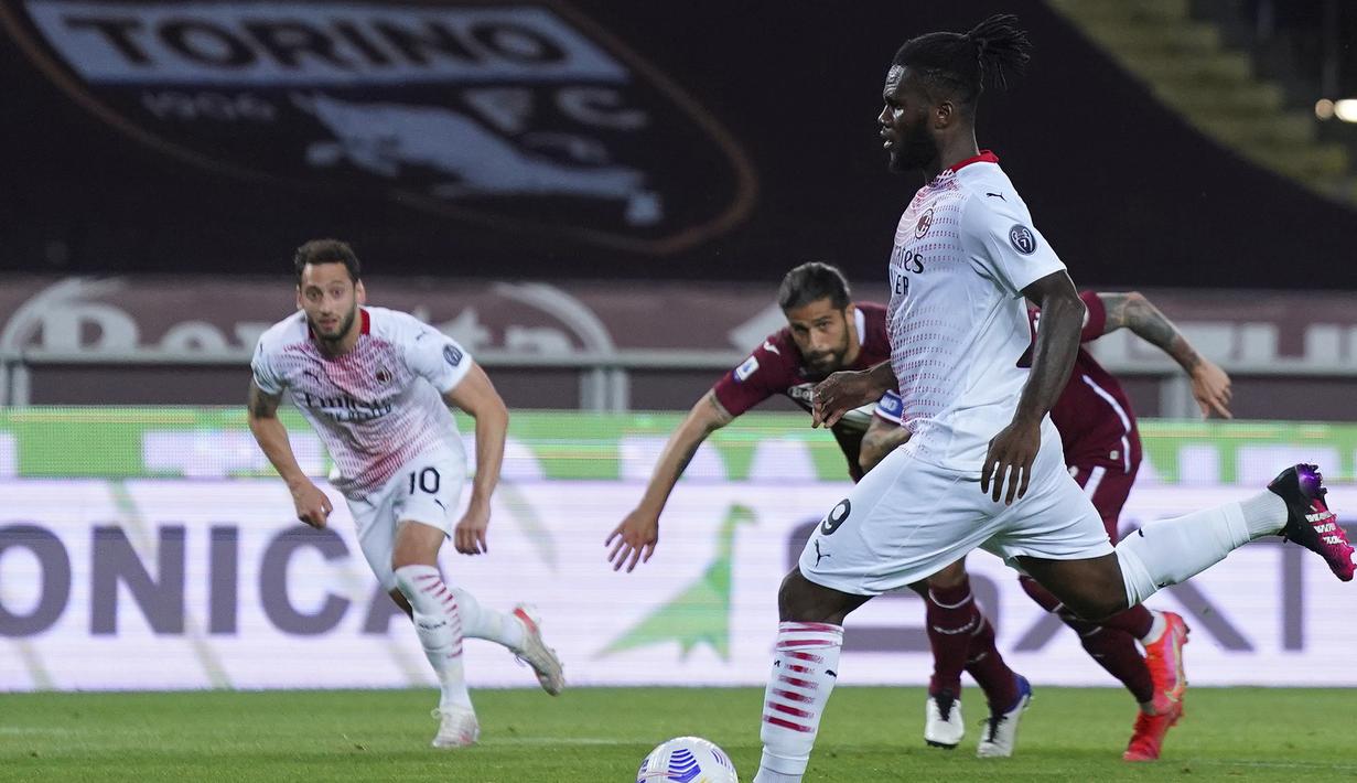 Gelandang AC Milan, Franck Kessie melakukan eksekusi penalti yang berbuah gol kedua timnya ke gawang Torino dalam laga lanjutan Liga Italia 2020/2021 pekan ke-36 di Olympic Stadium, Turin, Rabu (12/5/2021). AC Milan menang 7-0 atas Torino. (LaPresse via AP/Spada)