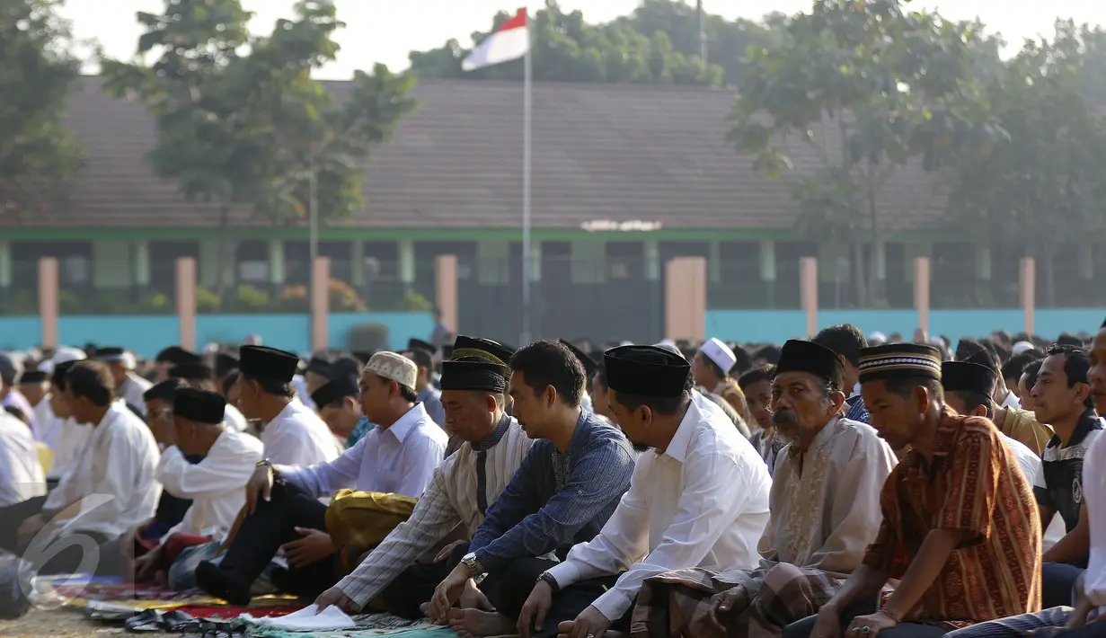 Warga Muhammadiyah di Lenteng Agung menggelar Salat Ied di Lapangan sepak bola Al-Bayyinah, Jakarta, Rabu (23/9/2015). Menurut Muhammadiyah, seringnya perbedaan ini terjadi karena tidak ada ketentuan baku di kalender hijriyah. (Liputan6.com/Yoppy Renato)