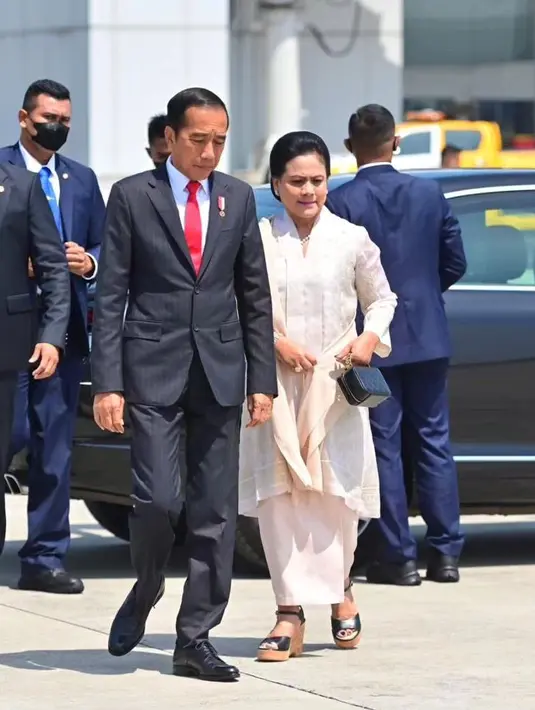 Terlihat momen ketika Ibu Iriana berjalan berdampingan dengan Pak Jokowi. Di sini, Ibu Iriana mengenakan kebaya panjang berwarna putih, dipadu kain wastra dan selendang berwarna senada yang serasi. [Foto: Instagram/jokowi]