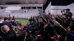 Kiper Timnas Indonesia, Emil Audero memberikan keterangan di depan media saat latihan menjelang laga Putaran Ketiga Kualifikasi Piala Dunia 2026 melawan China yang berlangsung di Stadion Madya, Kompleks Stadion Utama Gelora Bung Karno (SUGBK), Senayan, Jakarta, Senin (02/06/2025). (Bola.com/Bagaskara Lazuardi)