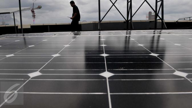 Petugas memeriksa panel surya di gedung ESDM, Jakarta, Rabu (2/3/2016). Penggunaan panel surya bisa menurunkan emisi dari yang sebelumnya mengonsumsi listrik dari Pembangkit Listrik Tenaga Diesel atau berbasis batubara (Liputan6.com/Gempur M Surya)