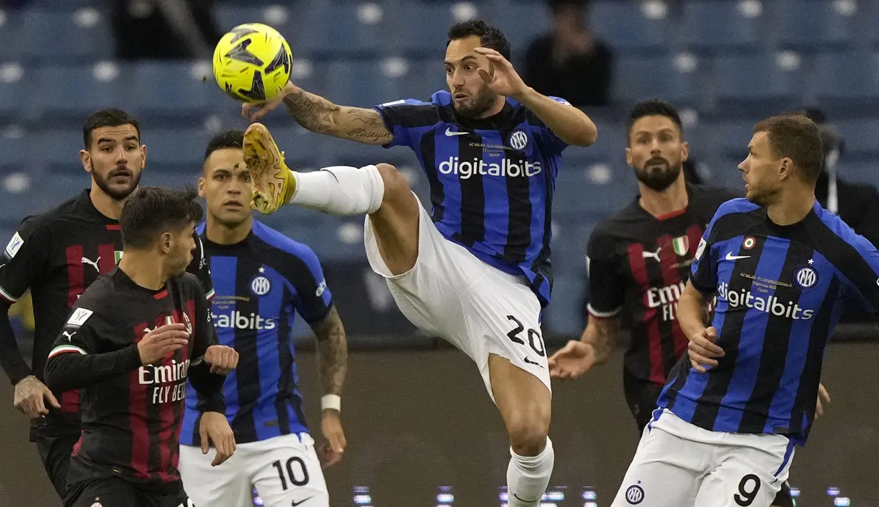 <p>Pemain Inter Milan, Hakan Calhanoglu (tengah) mengontrol bola saat laga Piala Super Italia 2022/2023 melawan AC Milan yang berlangsung di Stadion Internasional King Fahd, Riyadh, Arab Saudi, pada Kamis (19/1/2023) dini hari WIB.&nbsp;(AP Photo/Hussein Malla)</p>