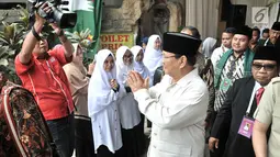 Calon presiden nomor urut 02 Prabowo Subianto menyapa santri saat menghadiri Rakernas LDII di Pondok Gede, Jakarta, Kamis (11/10). Rakernas LDII mengambil tema "LDII Untuk Bangsa". (Merdeka.com/Iqbal Nugroho)