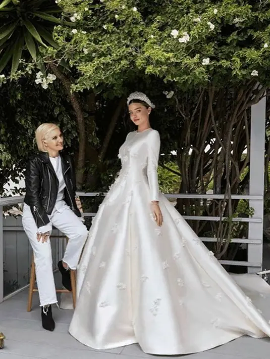 Terlihat dengan hiasan bunga-bunga, pesta pernikahan Miranda dan Evan begitu indah. Terlebih keduanya sangat mengutamakan kesakralan pada momen bahagianya tersebut. (Instagram/Mirandakerr)