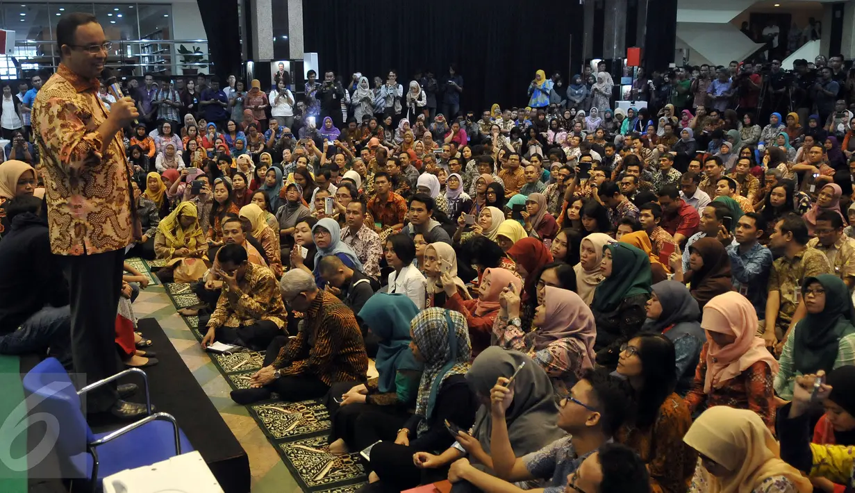 Mantan Mendikbud Anies Baswedan berbicara saat acara perpisahan di Jakarta, Rabu (27/7). Muhadjir Effendy  resmi menjadi Mendikbud usai dilantik Presiden Joko Widodo di Istana Negara. (Liputan6.com/Johan Tallo)