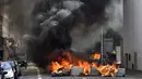 Aksi bakar kaleng mewarnai unjuk rasa yang digelar mahasiswa dan pekerja di Nantes, Prancis bagian barat, Kamis Mereka menolak rancangan undang-undang sosialis pemerintah Prancis yang dinilai merugikan pekerja. (Loic VENANCE/AFP)