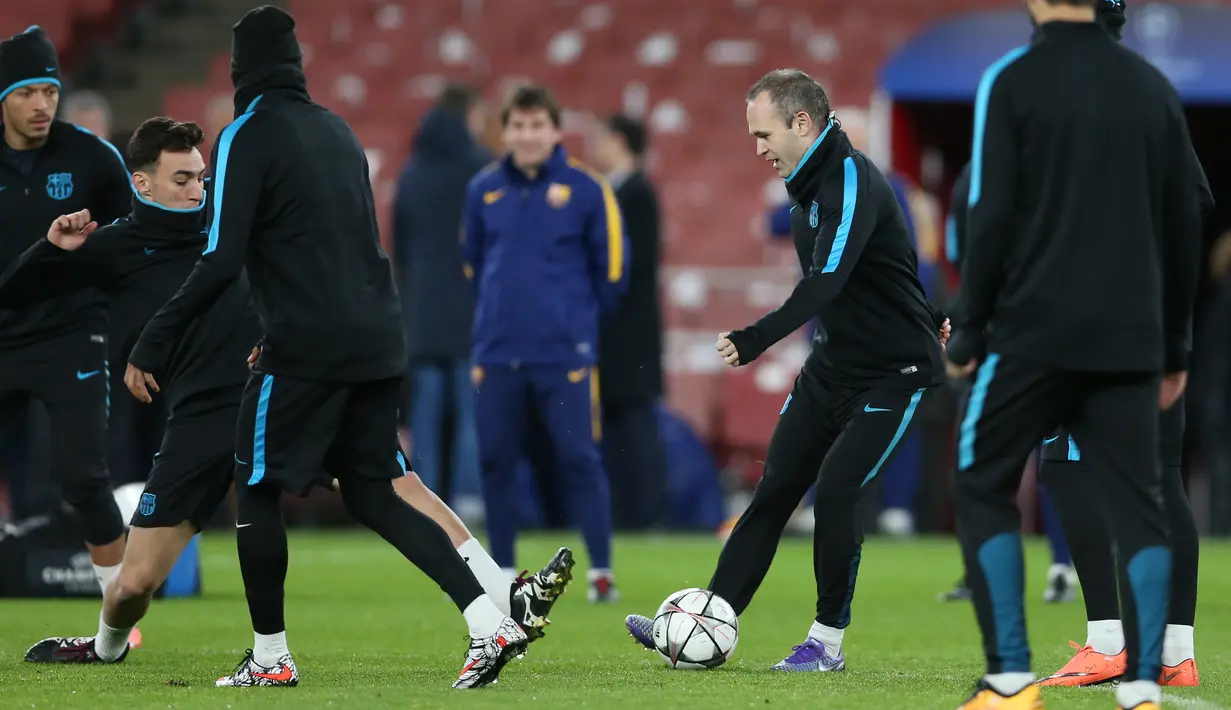 Gelandang Barcelona, Andres Iniesta mengontrol bola saat sesi latihan di Emirates Stadium, Inggris, (23/2). Barcelona akan bertanding melawan Arsenal di leg pertama 16 besar Liga Champions. (Reuters/Matius Childs)