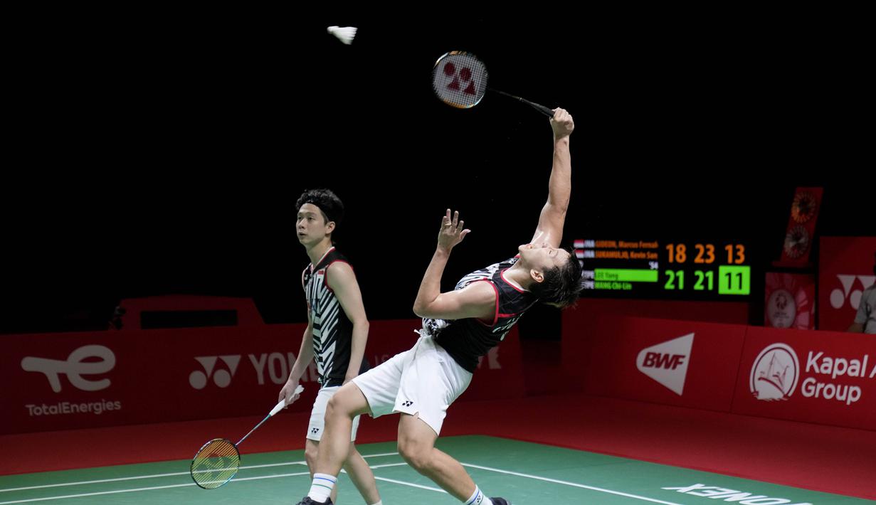 Gim ketiga, Marcus/Kevin kembali buat deg-degan. Bagaimana tidak, mereka unggul cukup jauh 18-15, tapi kemudian skor menjadi 18-17. Namun tanpa berlama-lama, keduanya menutup gim ketiga lewat kemenangan 21-17 dan melaju ke final BWF World Tour Finals 2021. (AP Photo/Dita Alangkara)