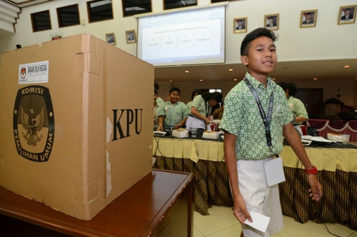 Antusiasme siswa SD laksanakan simulasi Pemilu di Gedung KPU