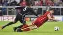 Pemain Bayern, Robert Lewandowski (kanan) jatuh saat berebut bola dengan pemain Real Madrid, Raphael Varene pada leg pertama semfinal Liga Champions di Allianz Arena, Munich, (25/4/2018). Real Madrid menang 2-1. (AP/Kerstin Joensson)