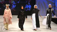 Model mengenakan busana rancangan Zaskia Sungkar pada Indonesia Fashion Week (IFW) 2016 di JCC Senayan, Jakarta, Jum'at, (11/03). Zaskia Sungkar menampilkan busana - busana muslim yang bertema hitam-putih. (Liputan6.com/Faisal R Syam)