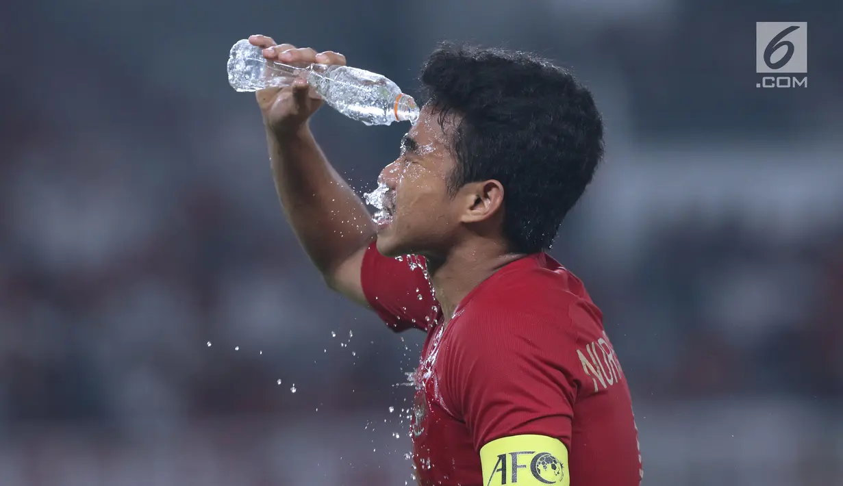 Bek timnas Indonesia -19, Nurhidayatmengguyur wajah saat melawan Uni Emirat Arab U-19 pada penyisihan Grup A Piala AFC U-19 2018 di Stadion GBK, Jakarta, Rabu (24/10). Indonesia unggul 1-0. (Liputan6.com/Helmi Fithriansyah)