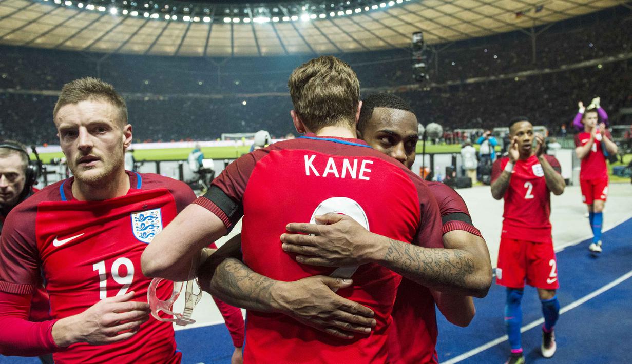 Harry Kane dan Jamie Vardy merayakan kemenangan timnya atas Jerman 3-2 pada laga persahabatan di Stadion Olympik, Berlin, Minggu (27/3/2016). (AFP/Odd Andersen)