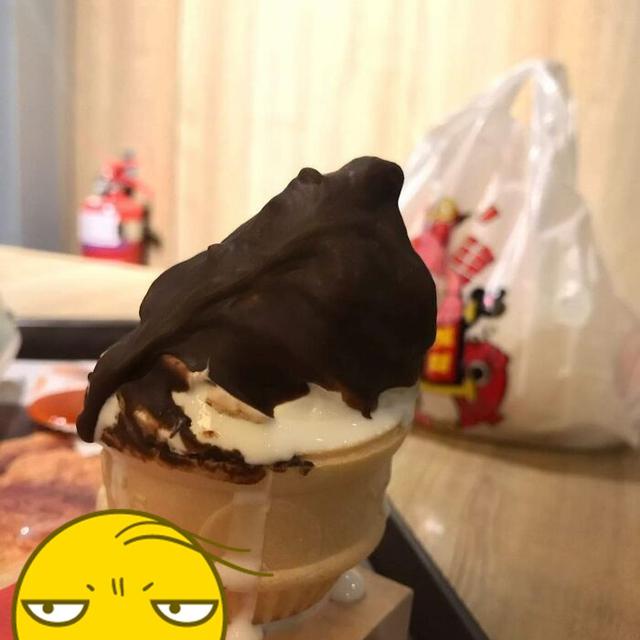 6 Momen Apes Saat Makan Es Krim, Gagal Kembalikan Mood Bahagia