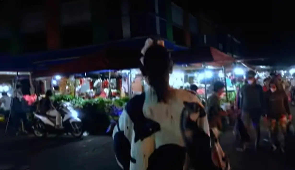 Setelah membeli tempe langsung lanjut beli sayur hingga buah dan bumbu dapur. "Pasarnya pasar ini bos, enak belanja di Clilitan, enak seger-seger terus sayur-sayurnya juga murah-murah," kata Indah. [Youtube/Indah Permatasari]