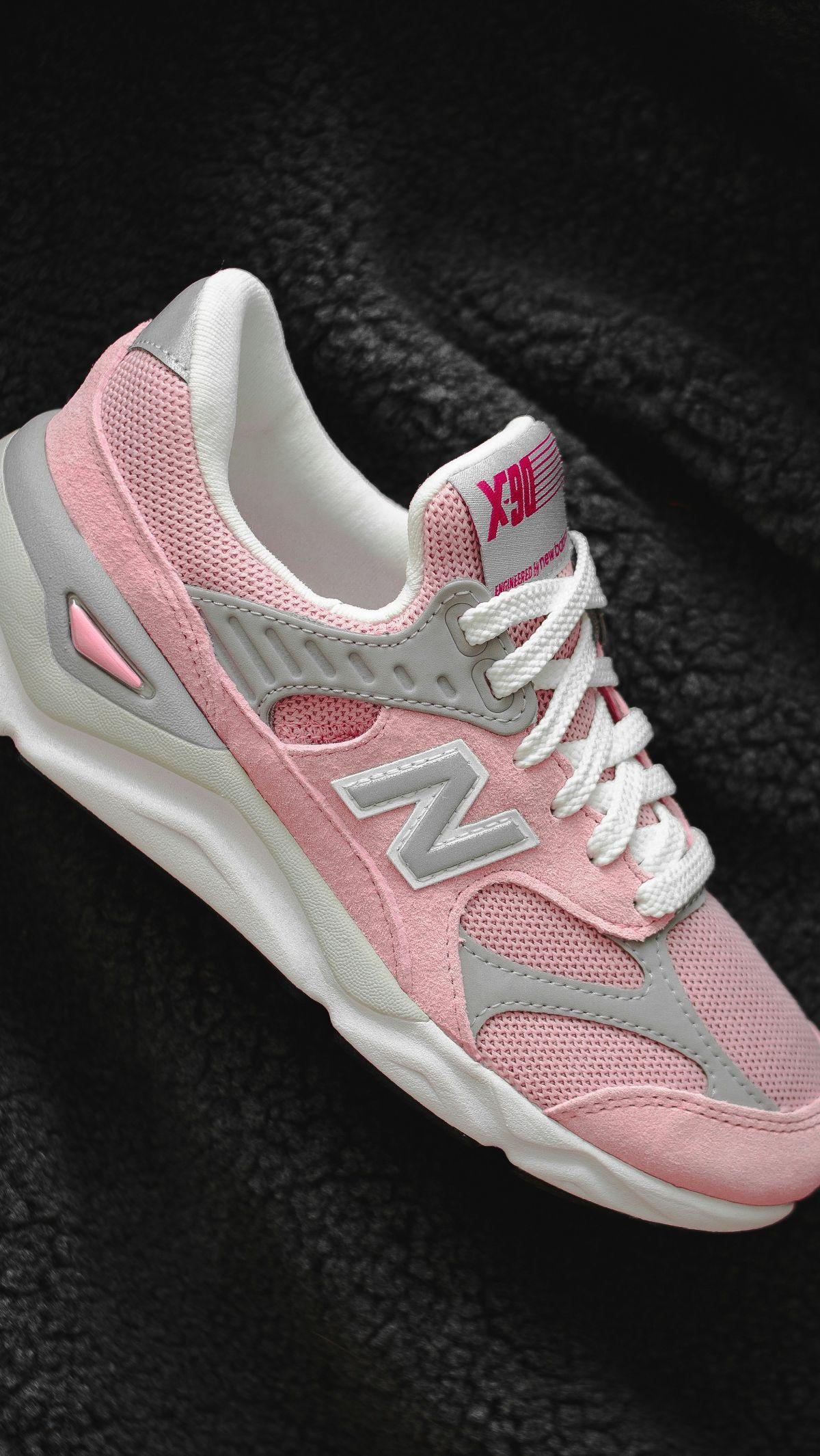 <b>Sepatu dengan Warna Pink</b>