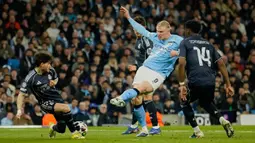 Real Madrid yang unggul jumlah pemain setelah Bernardo Silva diganjar kartu merah, malah kebobolan lewat aksi Erling Haaland yang berhasil memanfaatkan umpan silang Jeremy Doku. (AP Photo/Dave Thompson)