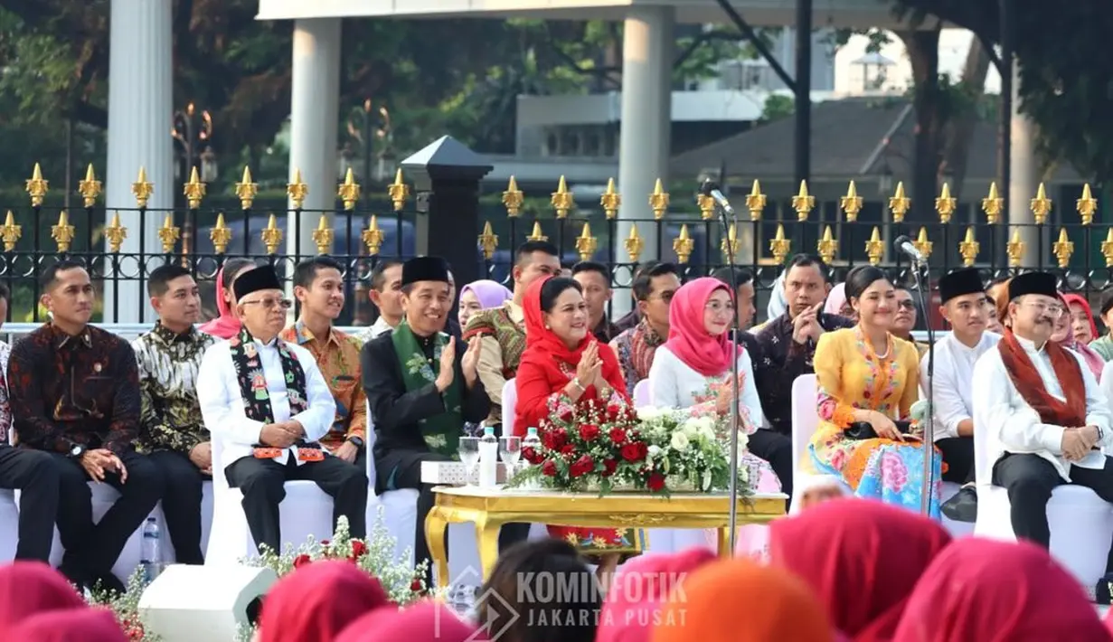 Pak Jokowi sendiri memilih tampilan serba hitam dengan selendang hijau yang melingkari pundaknya. Melalui unggahan foto di akun Instagramnya, Pak Jokowi menyampaikan bahwa kebaya melambangkan karakter masyarakat Indonesia yang anggun, lemah lembut, sopan, dan bersahaja. [Foto: Instagram/kotajakartapusat]
