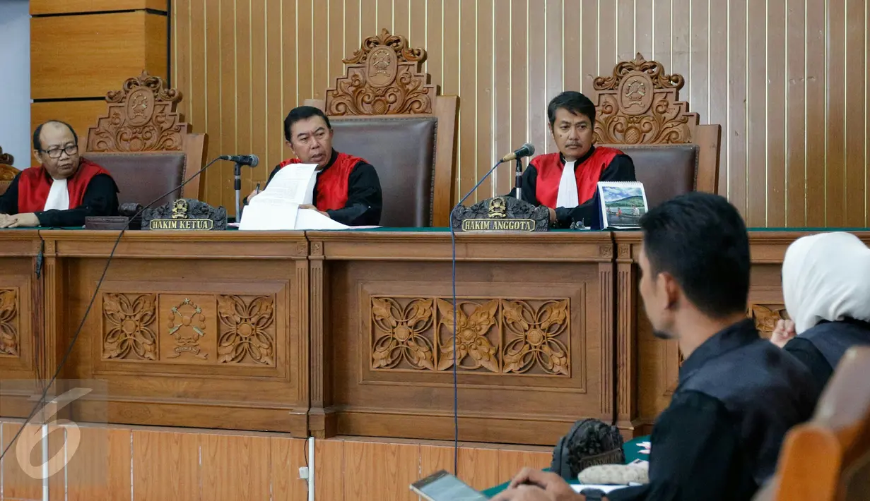 Hakim ketua Ahmad Rifai memimpin sidang perdana Peninjauan Kembali yang diajukan Abu Bakar Baasyir di Pengadilan Negeri Jaksel, Selasa (17/11). Sidang tersebut ditunda karena Baasyir tidak bisa hadir. (Liputan6.com/Yoppy Renato)