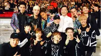 Big Bang berpose bersama PSY dan MONSTA X di MAMA 2015 [foto: instagram/seungriseyo]