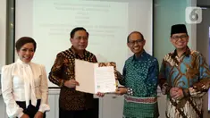 Dirut Indosiar yang juga Direktur SCM, Imam Sudjarwo, Direktur Program SCM Harsiwi Achmad, Dirjen Bimas Islam Kemenag Muhammadiyah Amin dan Direktur Penerangan Islam Juraidi menunjukan berkas MOU Program Festival Ramadan 2020, Jakarta, Rabu (11/3/2020). (Liputan6.com/Johan Tallo)