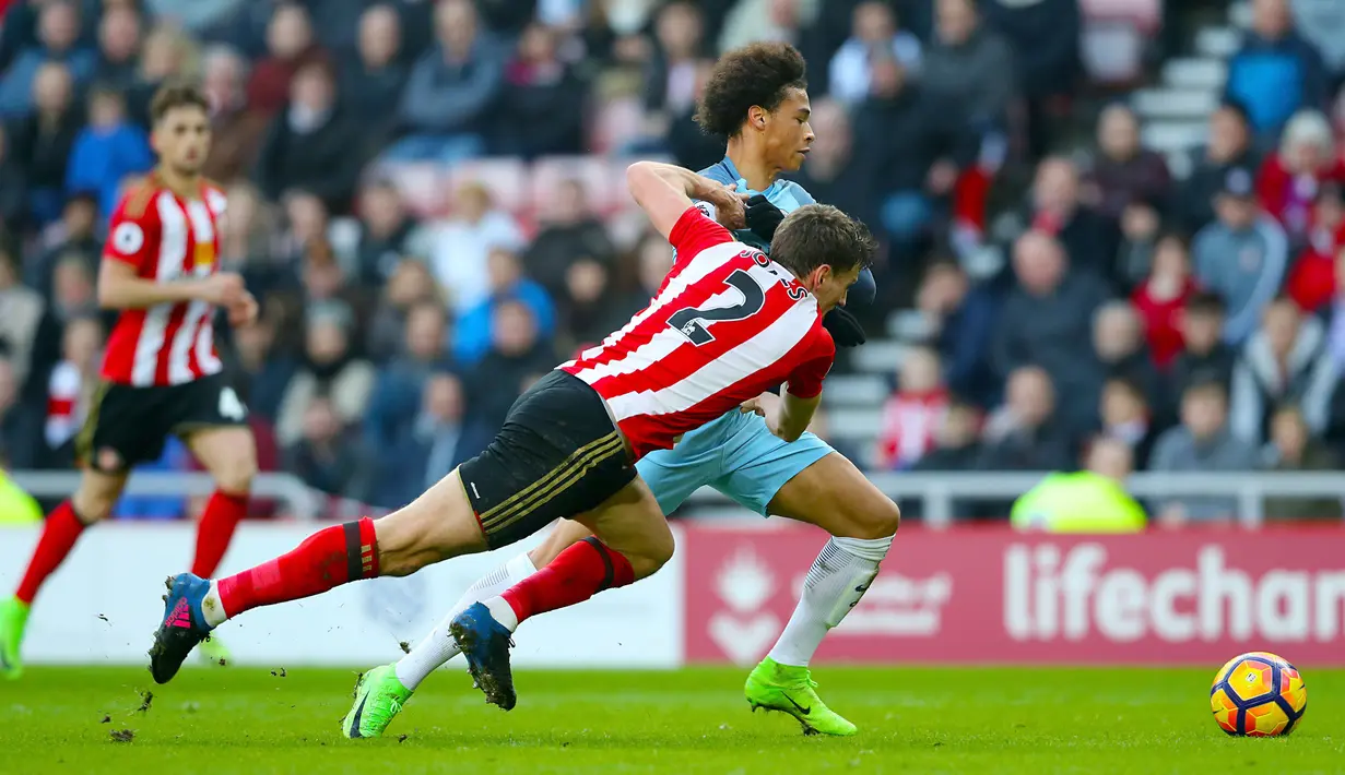 Gelandang Manchester City, Leroy Sane berusaha membawa bola dari kejaran bek Sunderland, Billy Jones pada lanjutan Liga Premier Inggris di Stadion Light, Sunderland, (5/3). City menang atas Sunderland dengan skor . 2-0. (Owen Humphreys/PA via AP)