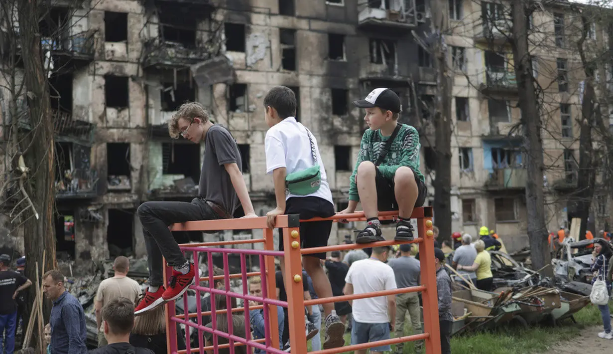 <p>Presiden Ukraina Volodymyr Zelenskyy yang lahir di Kryvyi Rih mengutuk serangan yang terjadi di kampung halamannya. (AP Photo/Andriy Dubchak)</p>