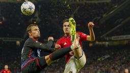 Bek FC Copenhagen, Peter Ankersen (kiri) berebut bola dengan bek Manchester United, Sergio Reguilon pada laga matchday ketiga Grup A Liga Champions 2023/2024 di Old Trafford Stadium, Rabu (25/10/2023) dini hari WIB. (AP Photo/Dave Thompson)