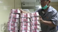 Aktivitas di ruang penyimpanan uang BNI, Jakarta, Senin (2/11/2015). Lembaga Penjamin Simpanan (LPS) mencatat jumlah rekening simpanan dengan nilai di atas Rp2 miliar pada bulan September mengalami peningkatan . (Liputan6.com/Angga Yuniar)
