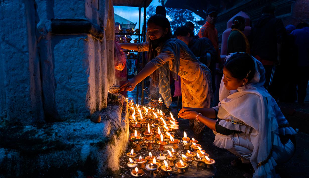 Orang-orang yang ayahnya sudah meninggal juga melakukan Shraddha (ritual kematian tahunan). (AP Photo/Niranjan Shrestha)