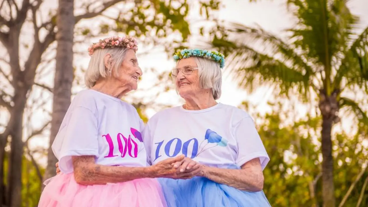 Nenek Kembar Rayakan Ulang Tahun ke-100 dengan Foto-foto, Gemas!