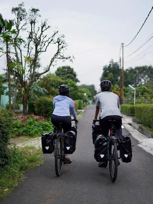 Sepasang suami istri yang ke Mekkah pakai sepeda