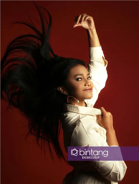 "Lebih melelahkan ya syuting film ketimbang nyanyi. Harus retake, dubbing, jadi abis syuting nggak bisa langsung pulang. Ini pengalaman berharga, ini bukan sekedar belajar akting tapi juga belajar lebih hidup," ujarnya. (Galih W. Satria/ dok. Bintang.com)