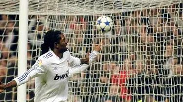 Keceriaan Emmanuel Adebayor setelah mencetak gol pertamanya bagi Real Madrid yang mengalahkan Sevilla 2-0 pada leg kedua semifinal Copa del Rey di Santiago Bernabeu, 2 Februari 2011. AFP PHOTO/PEDRO ARMESTRE