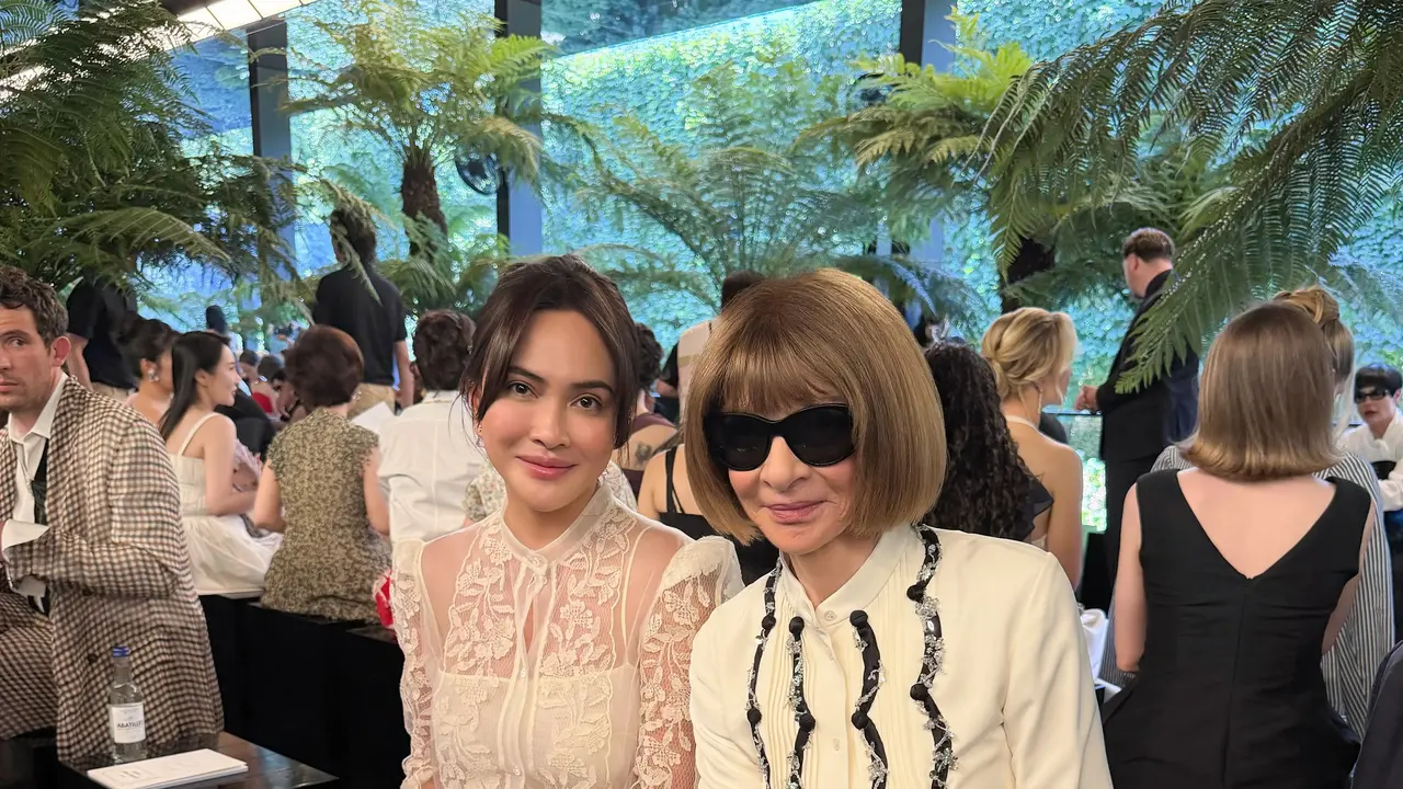 Gaya Shandy Aulia Hadiri Dior Haute Couture Paris, Pakai Gaun Vintage dan  Aksesori Baby Pink