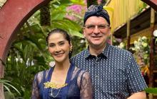 Potret Terbaru Maudy Koesnadi Pakai Kebaya Bali di Upacara Mentatah, Tetap Cantik dan Anggun di Usia 50 Tahun