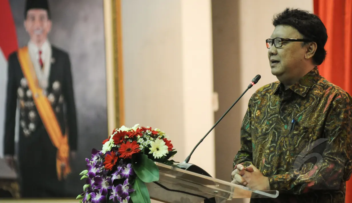 Menteri Dalam Negeri Tjahjo Kumolo memberikan sambutan saat menghadiri acara peresmian 'Pemilihan Kepala Daerah Serentak' di Kantor KPU, Jakarta, Jumat (17/4/2015). (Liputan6.com/Faizal Fanani)