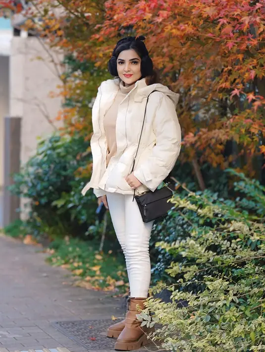 Ashanty memilih puffer jacket warna ivory yang sangat serasi dengan suasana salju Jepang. Untuk melengkapi penampilannya, ia memadukan jaket tersebut dengan topi bulu hitam yang memberi kesan glamor sekaligus melindungi kepala dari cuaca dingin.  [@ashanty_ash].