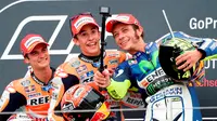 Selfie Valentino Rossi bersama Marc Marquez dan Dani Pedrosa di podium MotoGP Jerman. (AP Photo/Jens Meyer)