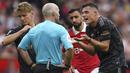 Wasit yang memimpin laga Manchester United melawan Arsenal, Paul Tierney menganulir gol yang dicetak Gabriel Martinelli pada menit ke-12 usai meninjau VAR. Sebelum gol terjadi, Martin Odegaard terlebih dahulu melakukan pelanggaran terhadap Christian Eriksen. (AP Photo/Dave Thompson)