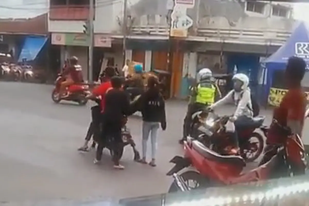 Lihat cara tiga pemuda ini lolos dari tilang polisi