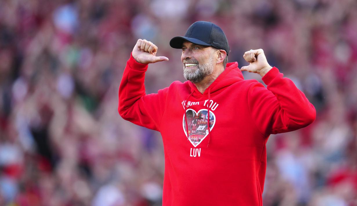 Pelatih Liverpool, Jurgen Klopp,  saat seremoni perpisahan setelah laga melawan Wolverhampton Wanderers pada pekan terakhir Liga Inggris di Stadion Anfield, Minggu (19/05/2024). (AP Photo/Jon Super)