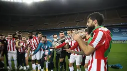 Para pemain Athletic Bilbao berselebrasi saat merayakan kemenangan trofi Piala Super Spanyol usai mengalahkan Barcelona di stadion La Cartuja di Seville, Senin (18/1/2021).  Ini menjadi trofi ketiga Bilbao di ajang Piala Super Spanyol. (AFP/RFEF/Pablo Garcia)