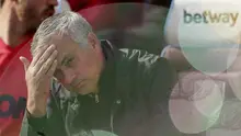 Pelatih Manchester United (MU) Jose Mourinho menyaksikan anak asuhnya pada laga Liga Inggris melawan West Ham United di London Stadium, Sabtu (29/9/2018). (AP Photo/Tim Ireland)