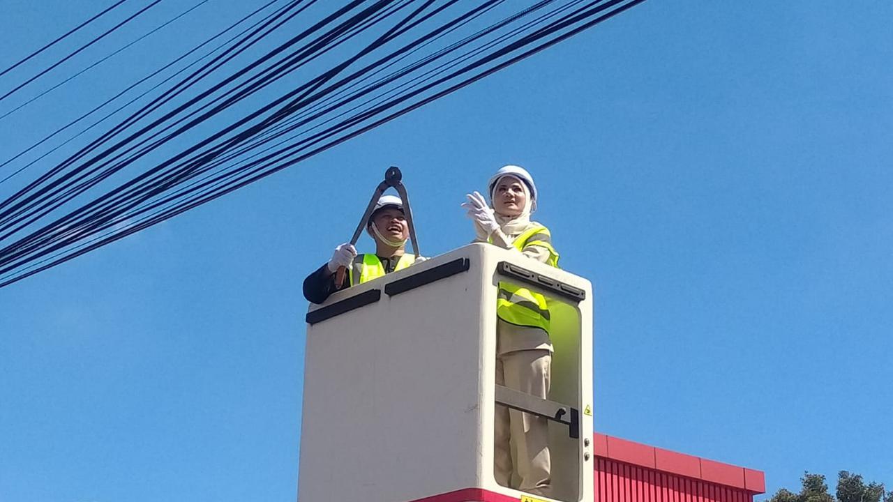 Aksi Walkot Depok Supian Suri Bersihkan Kabel Semrawut di Depan Markas Polisi