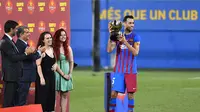 Kapten Baru Barcelona, Sergio Busquets angkat trofi Trofeo Joan Gamper. (Pau BARRENA / AFP)