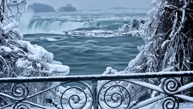 Bak Negeri Dongeng, Musim Dingin Mengubah Air Terjun Niagara